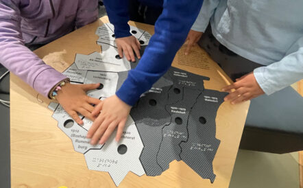 Kinderhände beim spielen