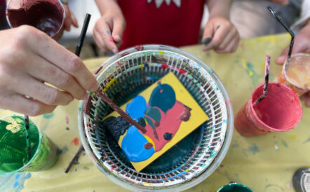 Kinderhände beim malen