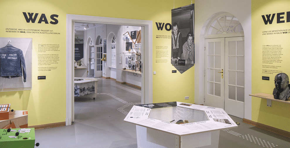 Orientierungsraum in der Dauerausstellung im Museum Lichtenberg mit Blick in den WAS-Raum