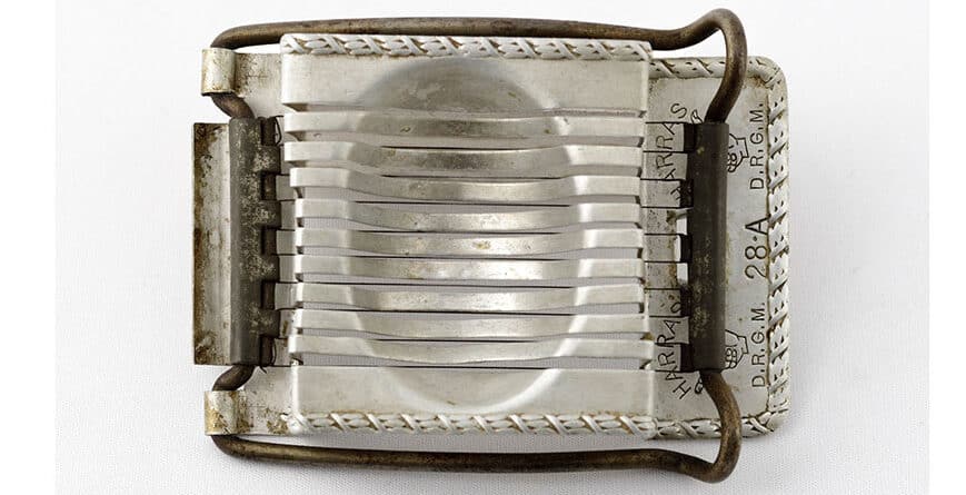 Eierteiler aus Metall mit der Bezeichnung "Harras-Orginal-Eierteiler" wurde 1909 in Lichtenberg erfunden und ist heute in fast jeder Küche zu Hause.