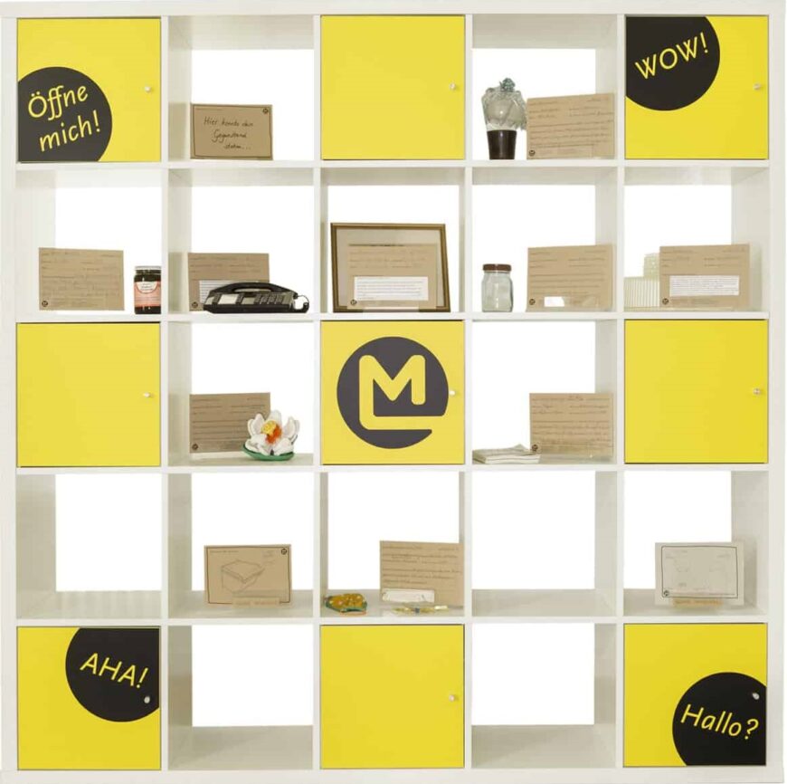 Regal mit 25 Fächern, das mit Gegenständen gefüllt ist