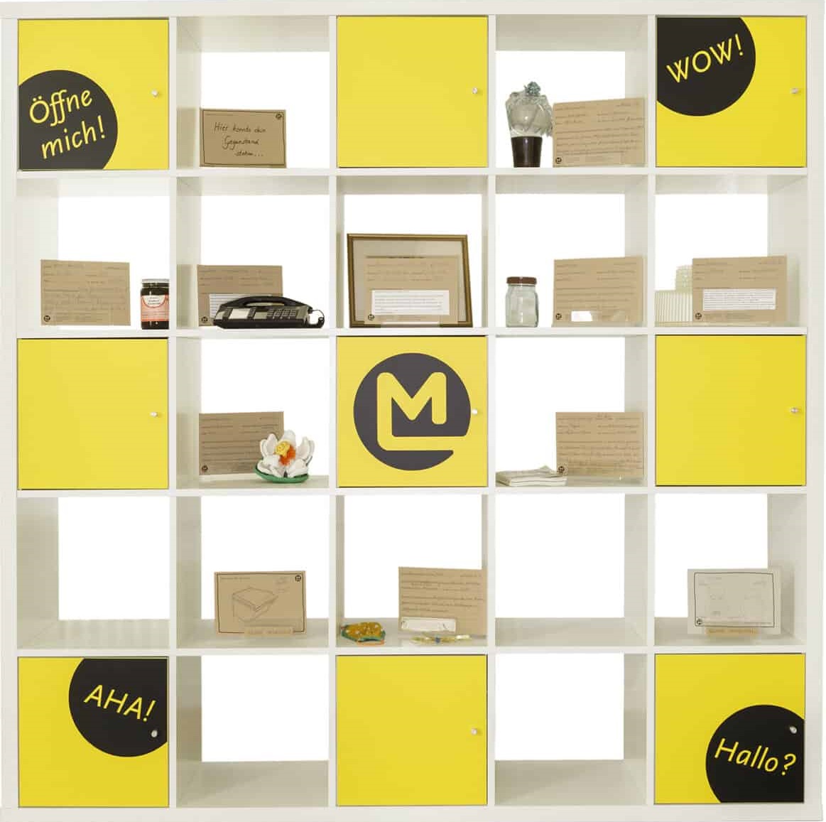 Regal mit 25 Fächern, das mit Gegenständen gefüllt ist